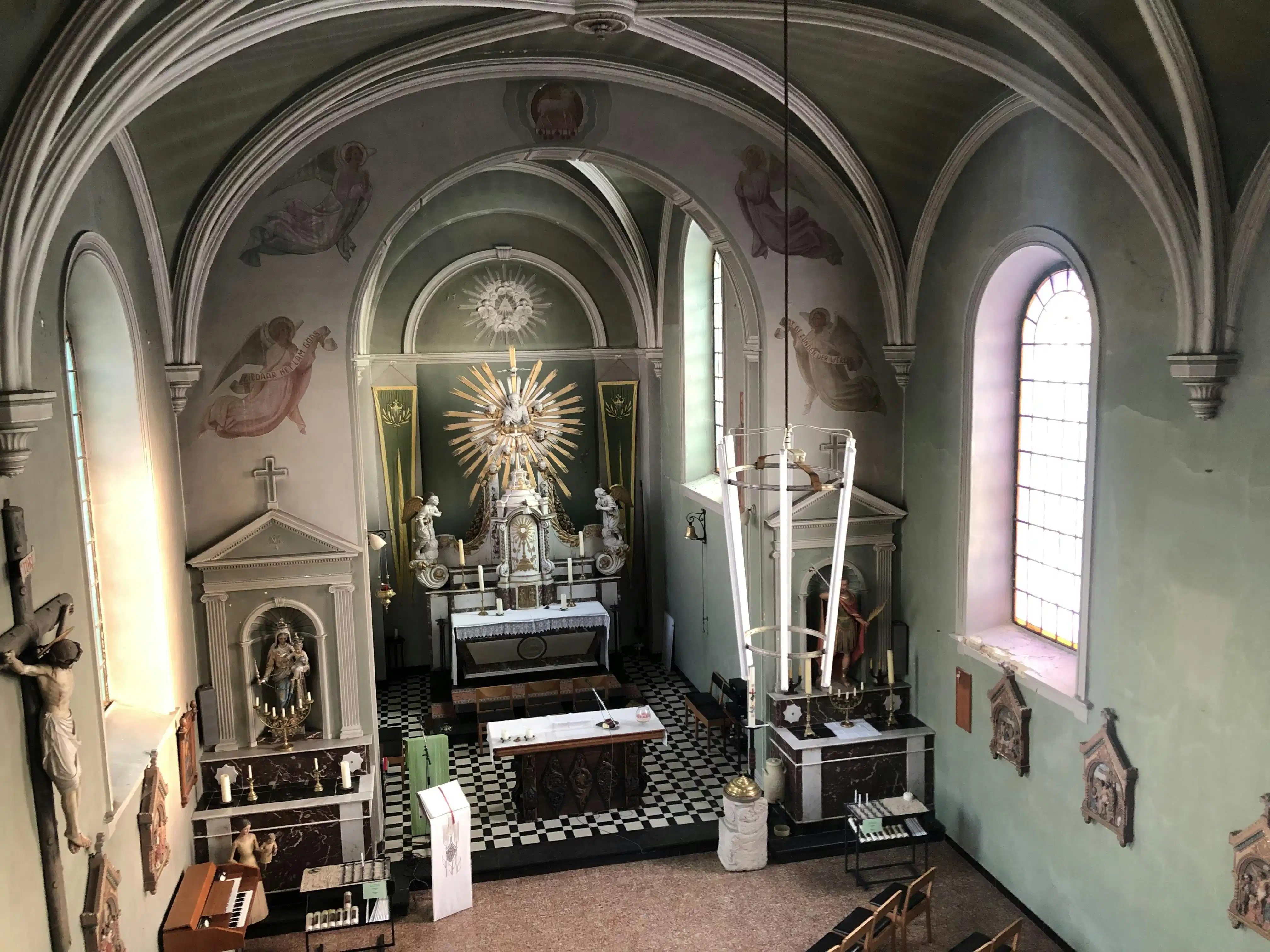 Landelijk gelegen historische kerk foto 12