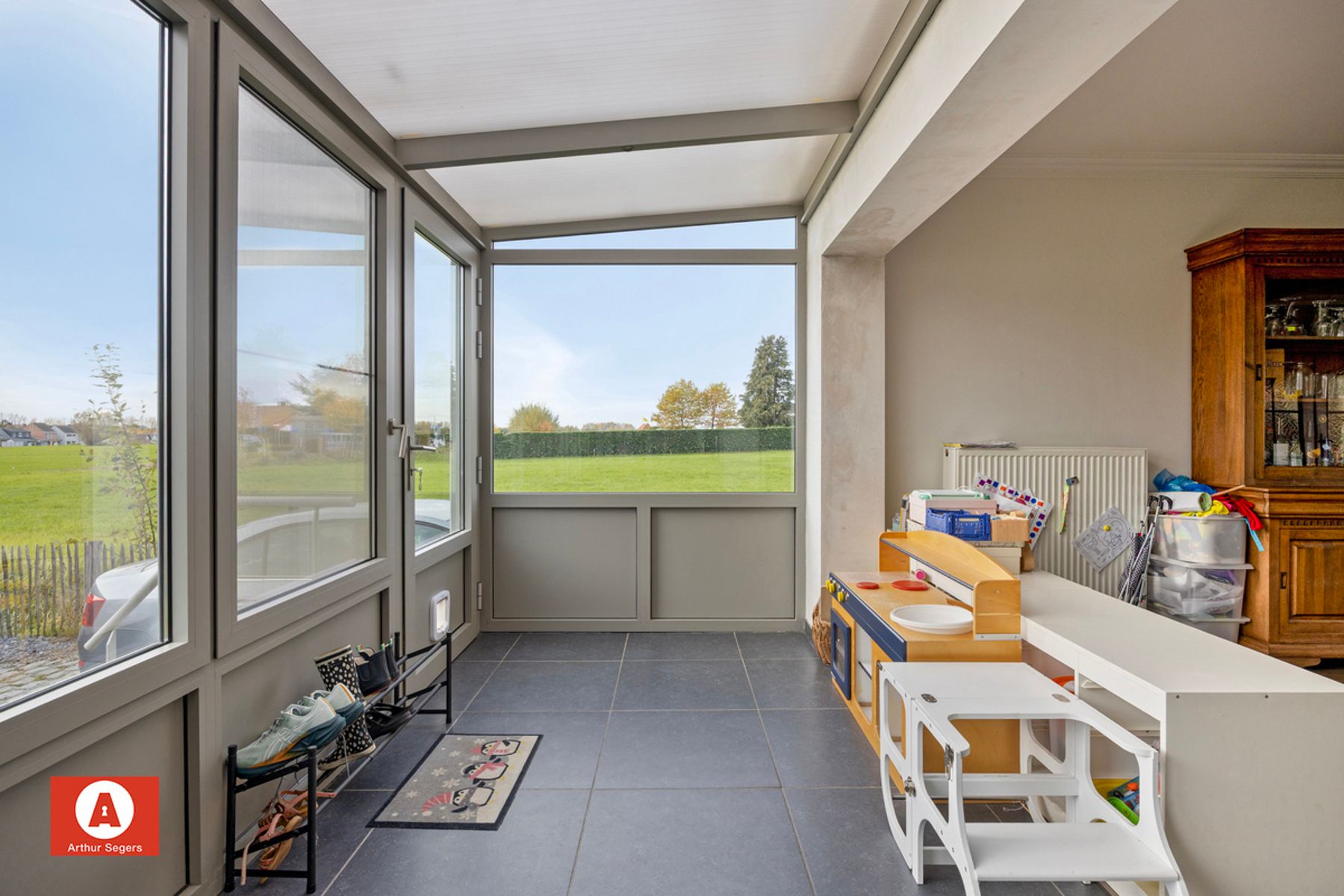 Halfopen woning in doodlopende, rustige straat foto 8