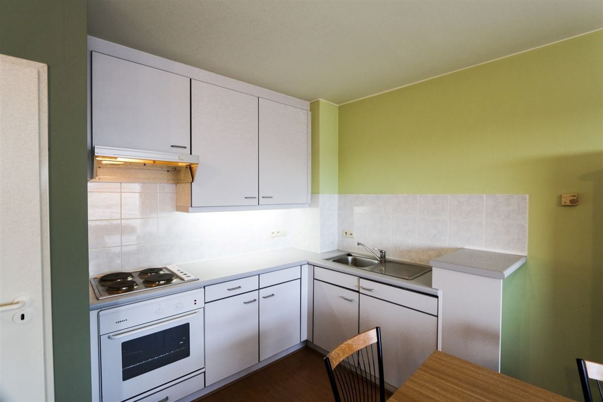 Gemeubelde studio met ruim terras te koop in Bredene foto 3