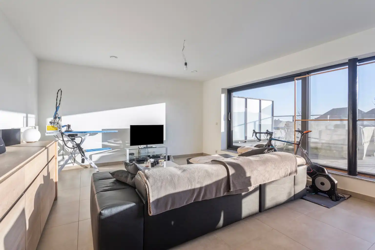 Appartement in uitstekende staat met 2 slpks en 2 carports foto 3
