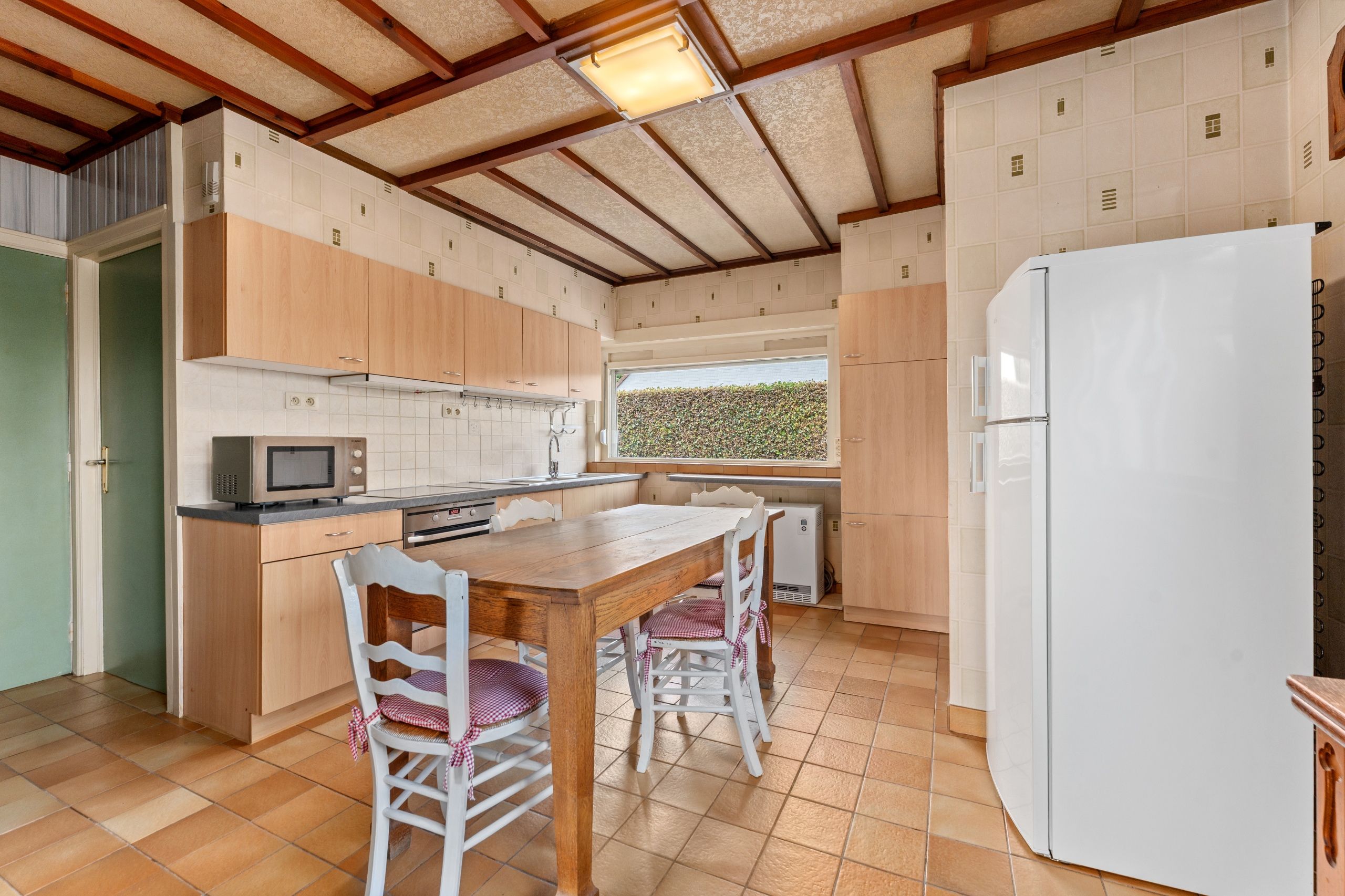 Charmante op te frissen woning met atelier in residentiële buurt foto 7