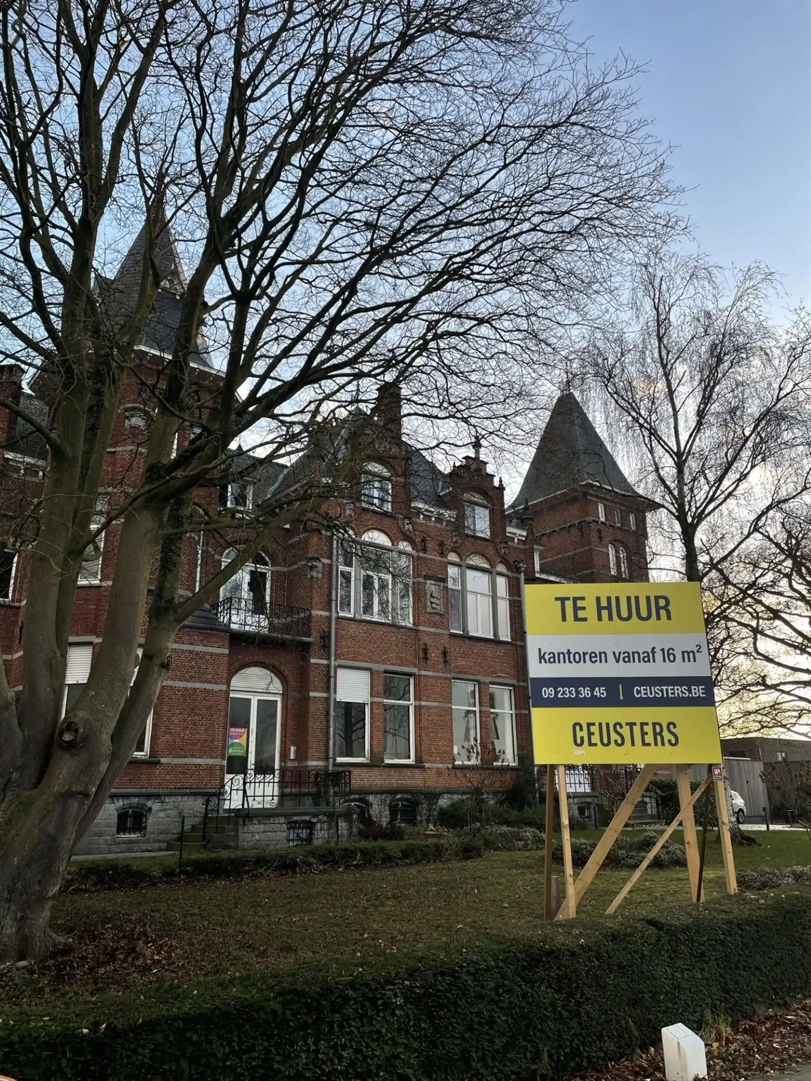 Full service kantoren in kasteel op toplocatie in Lochristi foto {{pictureIndex}}
