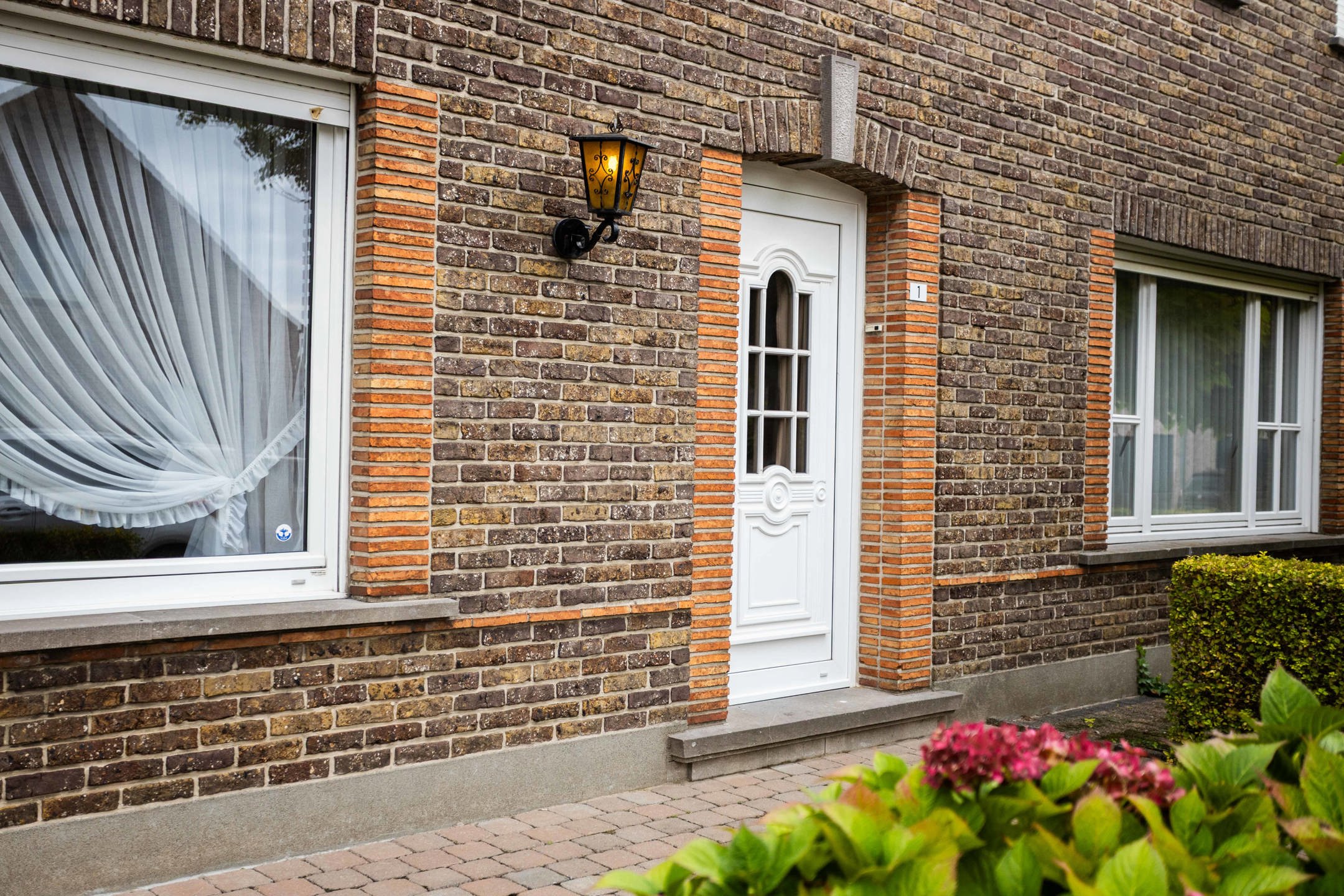 Te renoveren solide woning met garage op uitstekende locatie foto 3