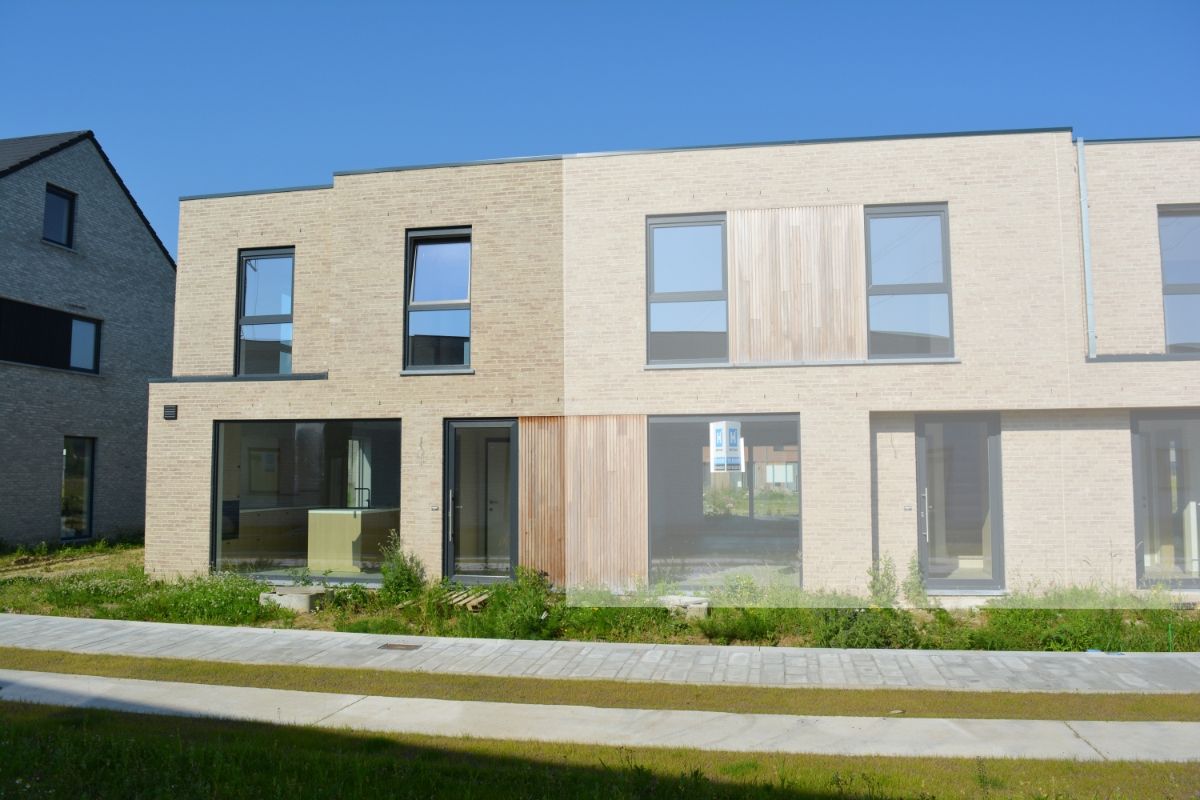 Instapklare nieuwbouwwoning met zonnige tuin te Roeselare foto 1