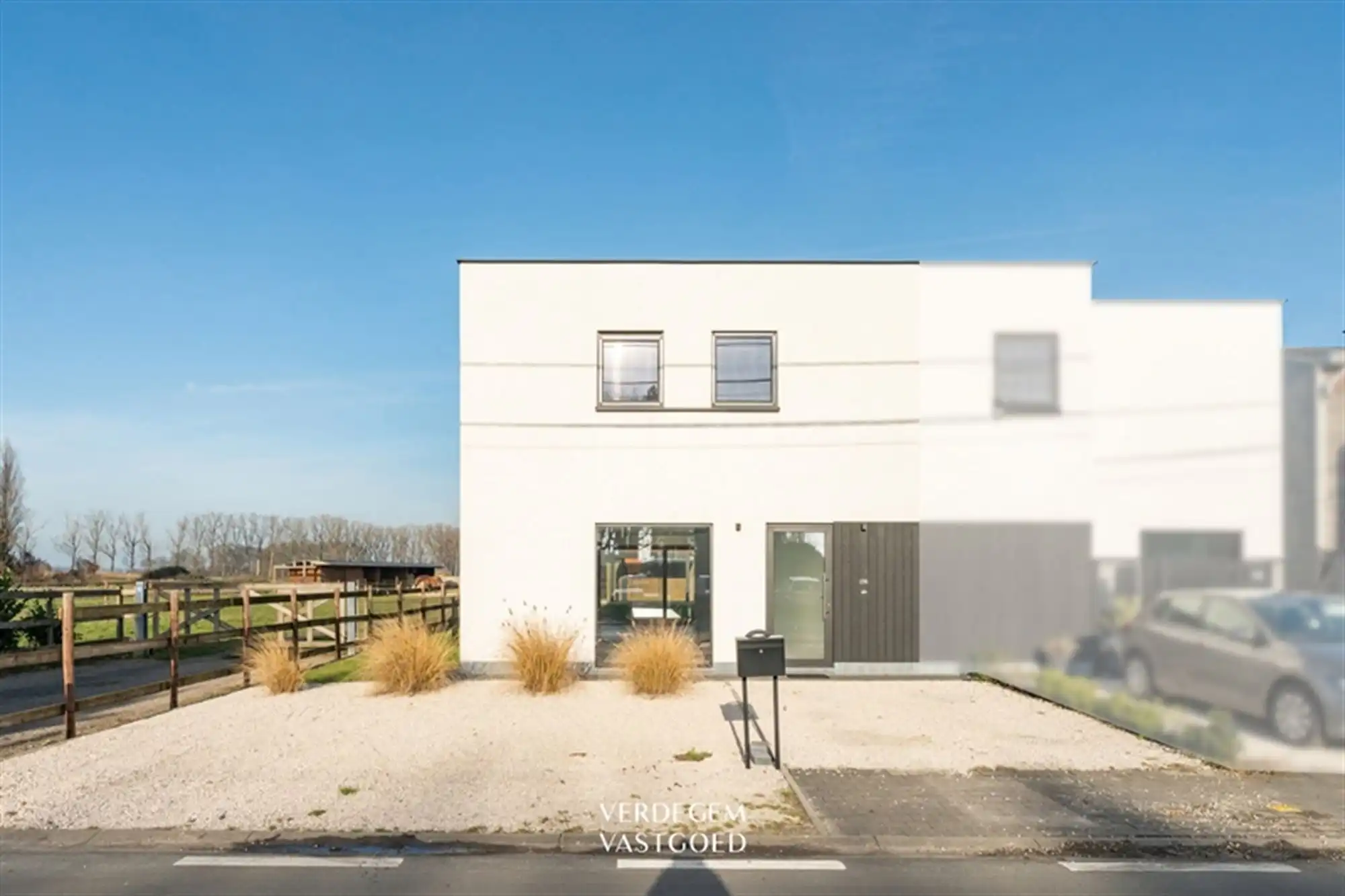 Knappe nieuwbouwwoning met 3 slaapkamers en weidse zichten foto {{pictureIndex}}