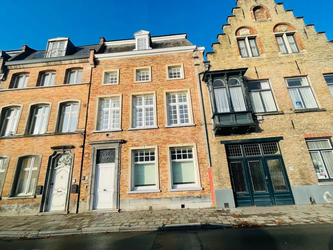 EXCLUSIEF WONEN in Brugge centrum, met zicht op de REIEN, ENERGIEZUINIG  TOTAAL GERENOVEERD BURGERSHUIS met 6 slaapkamers en, 3 nieuwe badkamers , stadspatio. foto {{pictureIndex}}