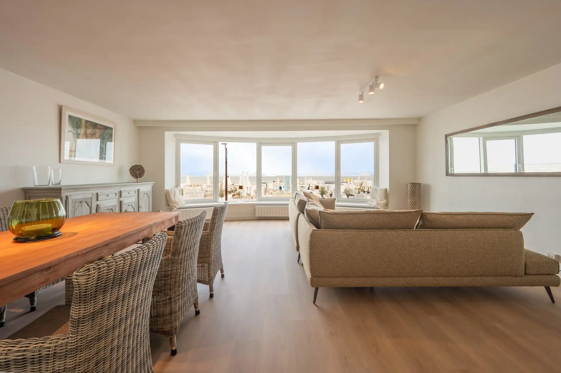 Gemeubeld: Zeer ruim appartement met zeezicht vlakbij het Rubensplein! foto {{pictureIndex}}