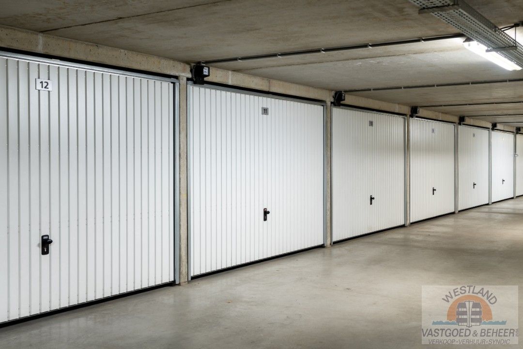 Ruime gesloten garagebox in Nieuwpoort bad foto {{pictureIndex}}
