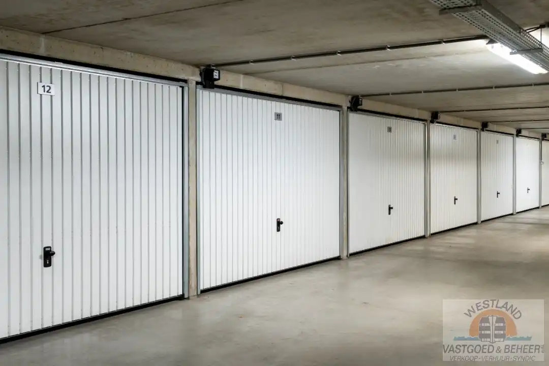 Ruime gesloten garagebox in Nieuwpoort bad foto {{pictureIndex}}