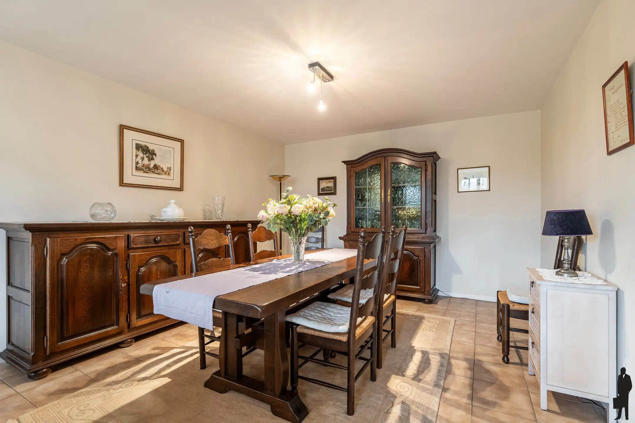 Ruim en lichtrijk appartement met 2 slpks in hartje Hove foto 3