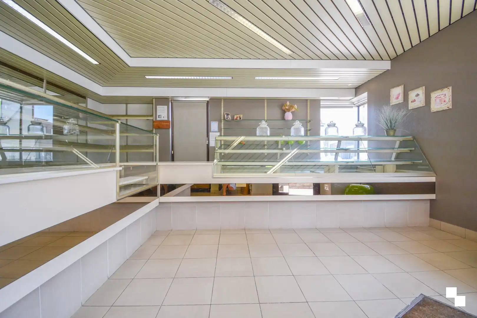 Handelswoning met winkel en atelier op commerciële ligging te Hooglede foto 5