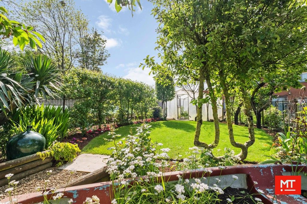 Te renoveren woning met 4 slpk, garage, zonnige tuin en uitweg in Dikkebus foto 5