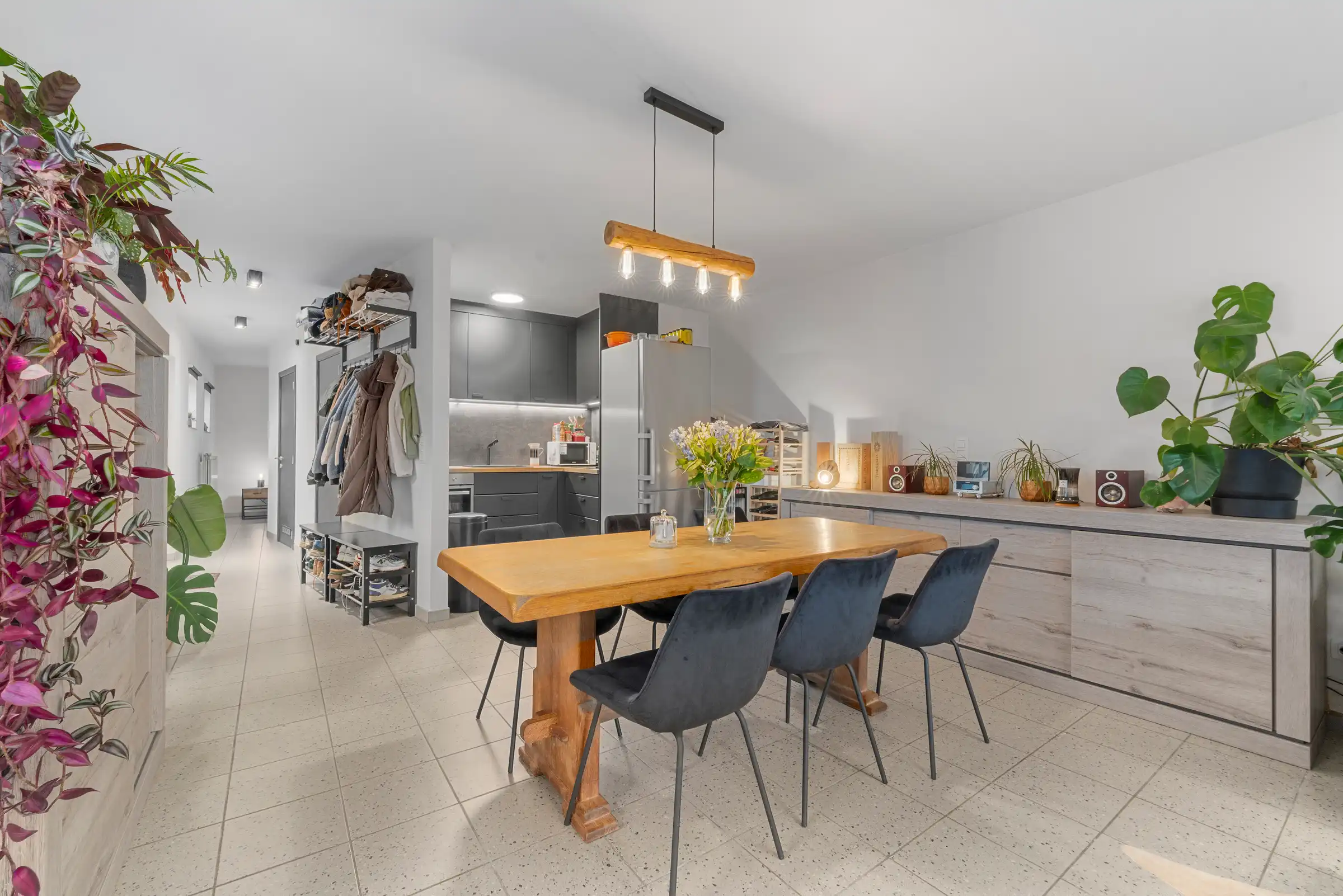 Ruim 1slaapkamerappartement met garage foto 5