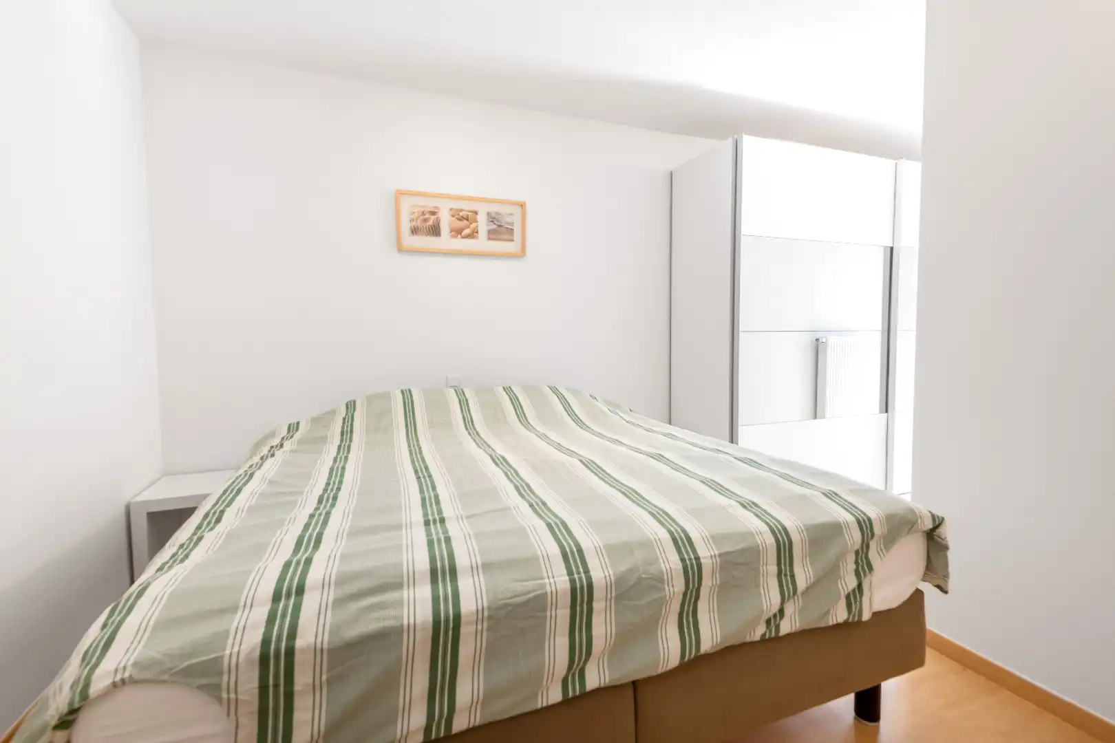 Aangenaam appartement gelegen op de Van Bunnenlaan vlakbij het strand. Ruime, inpandige parking te koop foto 8