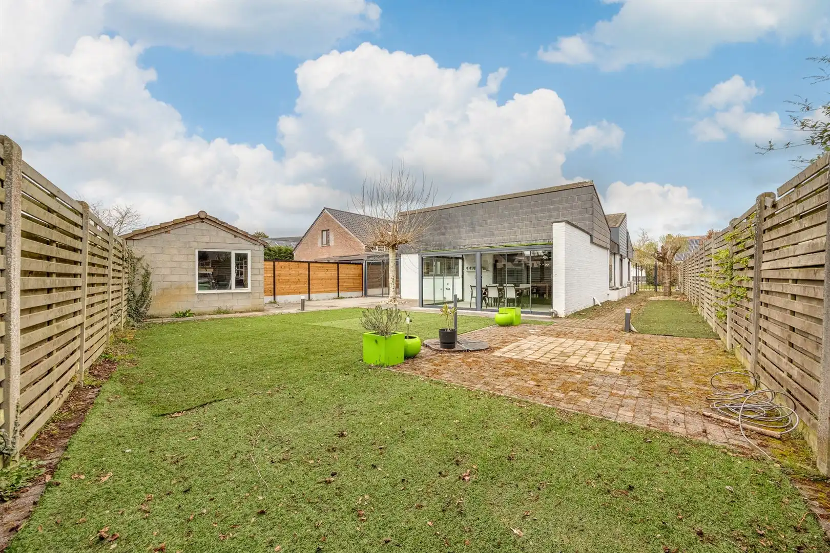 Ruime laagbouwwoning met zuidtuin in doodlopende straat. foto 24
