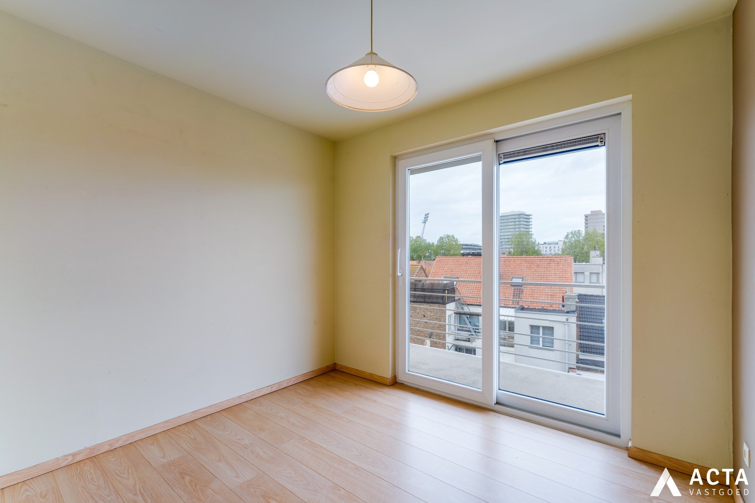 Instapklaar appartement met twee terrassen in hartje Mariakerke! foto 6