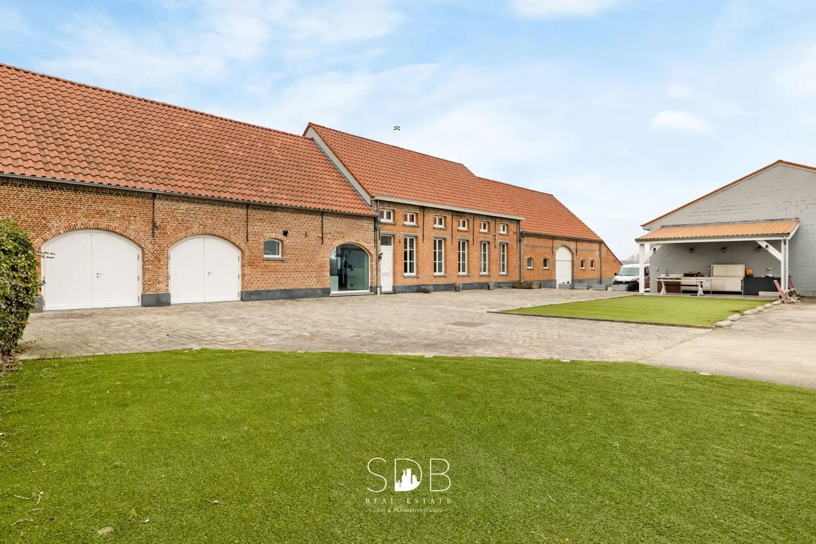 Prachtige villa in hoevestijl met bijgebouwen en akkerlanden/weilanden op 1,45ha foto 4