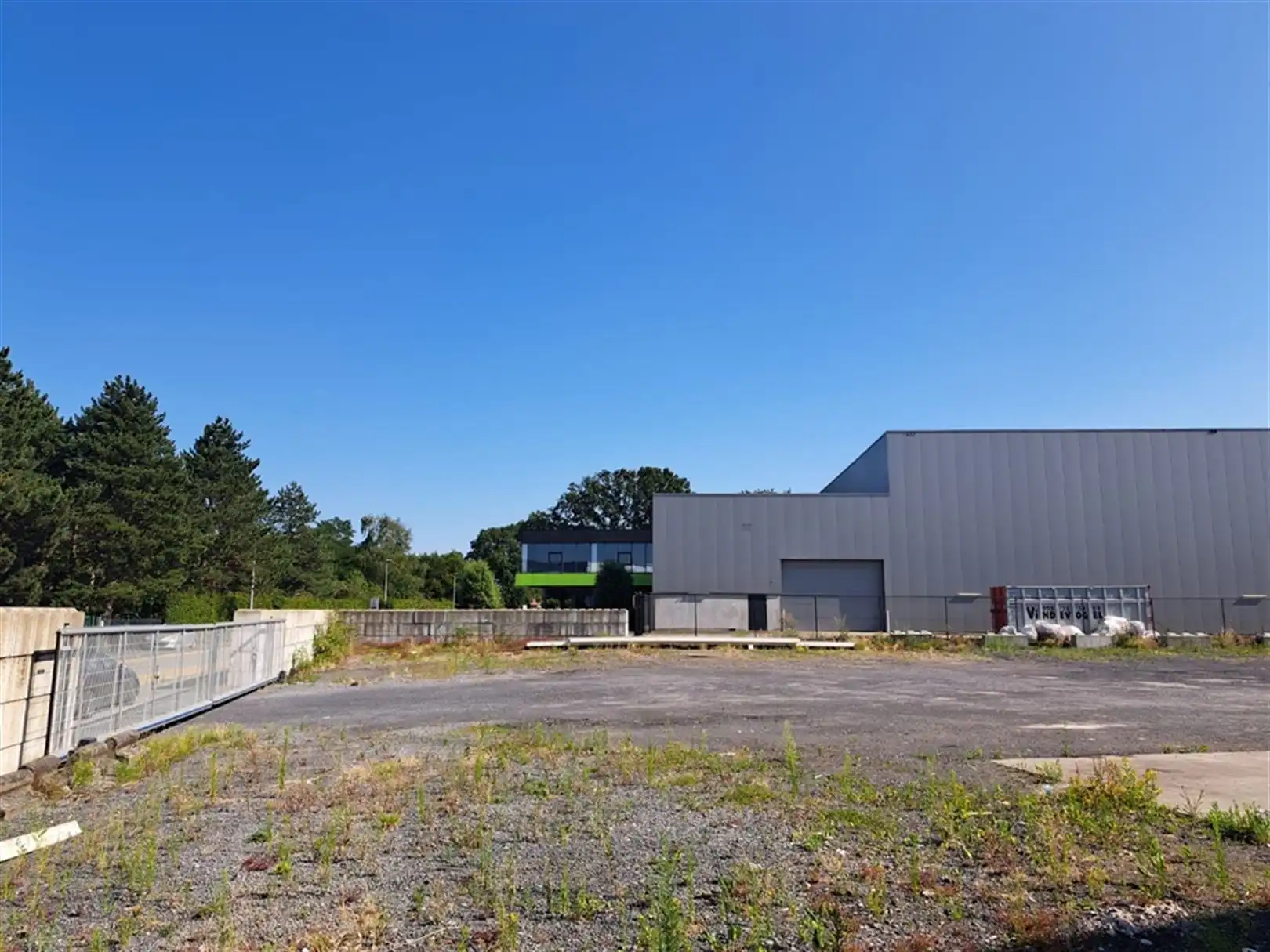 Semi-industrieel bedrijfsgebouw met laad-en loskades en rolbruggen foto 9