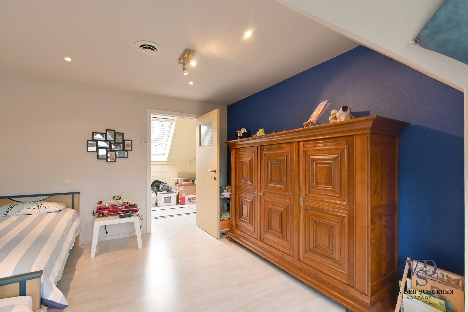 Ruim handelspand met penthouse in villastijl foto 34