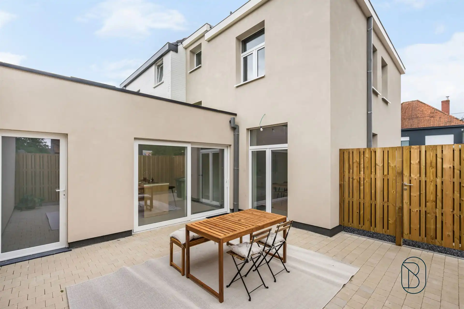Kwalitatief gerenoveerde woning met 3 slk en leuk terras! foto 11