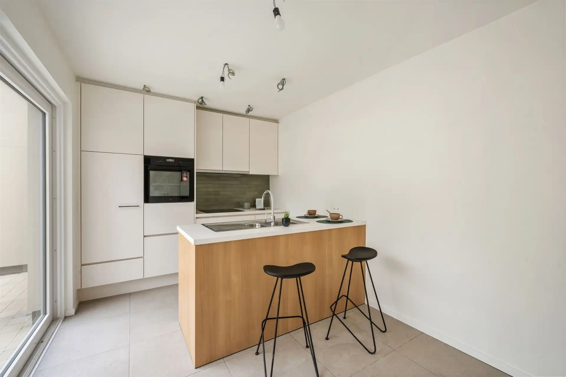 Kwalitatief gerenoveerde woning met 3 slk en leuk terras! foto 6