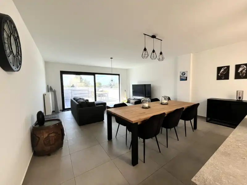 2 slaapkamer app met ruim terras en carport foto 8