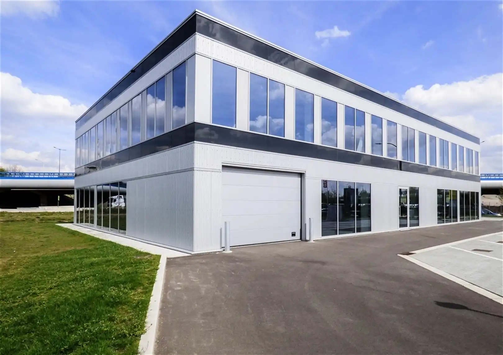 ZEN PARK: Nieuwbouwkantoren langs de ring -  556m2 op het eerste verdiep beschikbaar foto {{pictureIndex}}