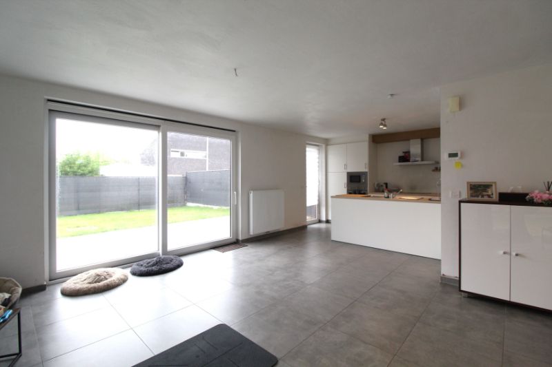 Halfopen nieuwbouwwoning met garage foto 4
