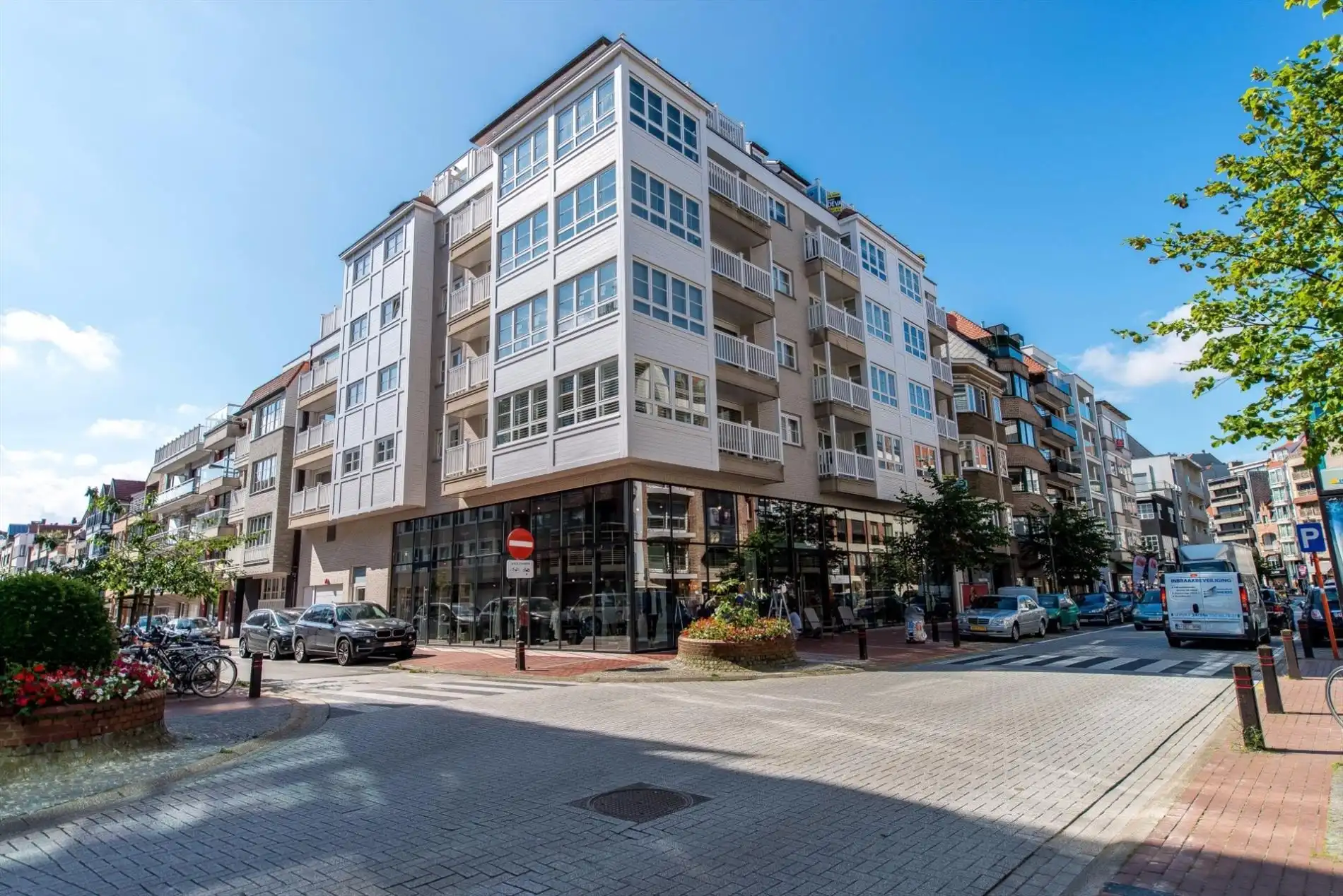 Recent appartement met terras gelegen op de Dumortierlaan.  foto {{pictureIndex}}