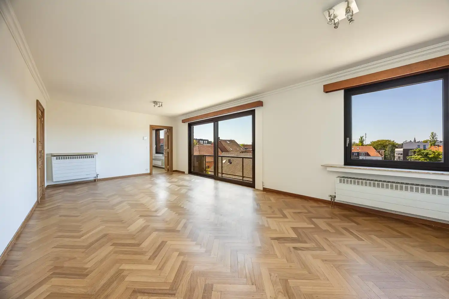 Ruim en lichtrijk appartement met 3 slaapkamers, privé garage en fietsenberging in Brasschaat - recent gerenoveerd met alle comfort. foto 5