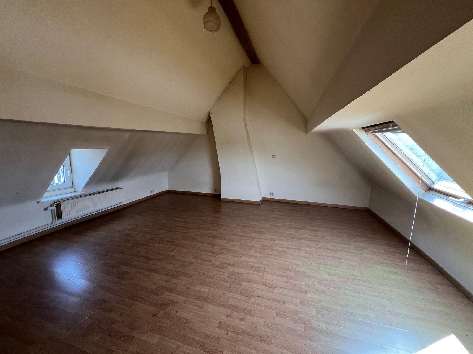 Opbrengsteigendom: Handelsgelijkvloers + 2 appartementen te koop te Bouge. foto 13