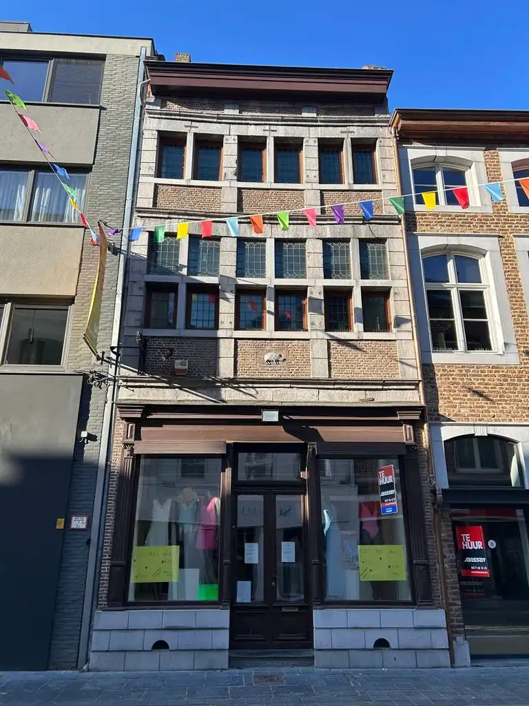 Stijlvolle handelsruimte met bovenliggende woonst, stadstuin en parkeerplaats in het centrum van Maaseik. foto 2