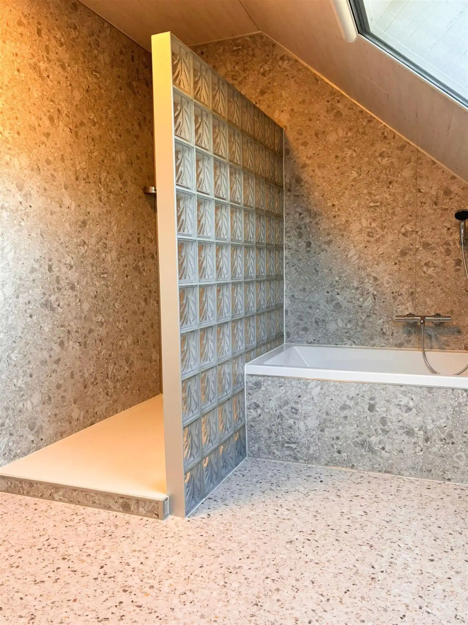 Lichtrijk huis met garage en koer foto 13