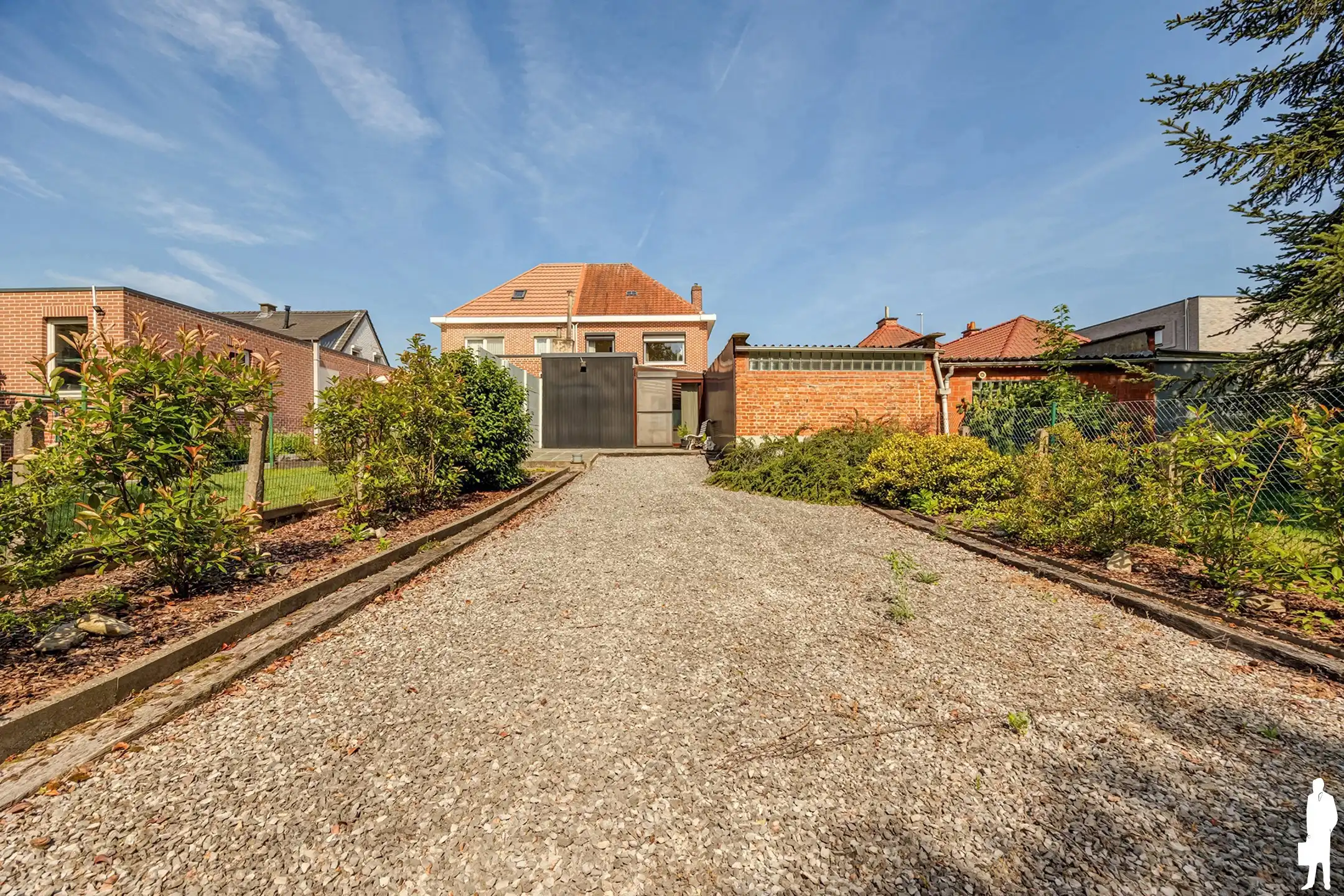 Gezinswoning met veranda, garage en tuin op topligging  foto 16