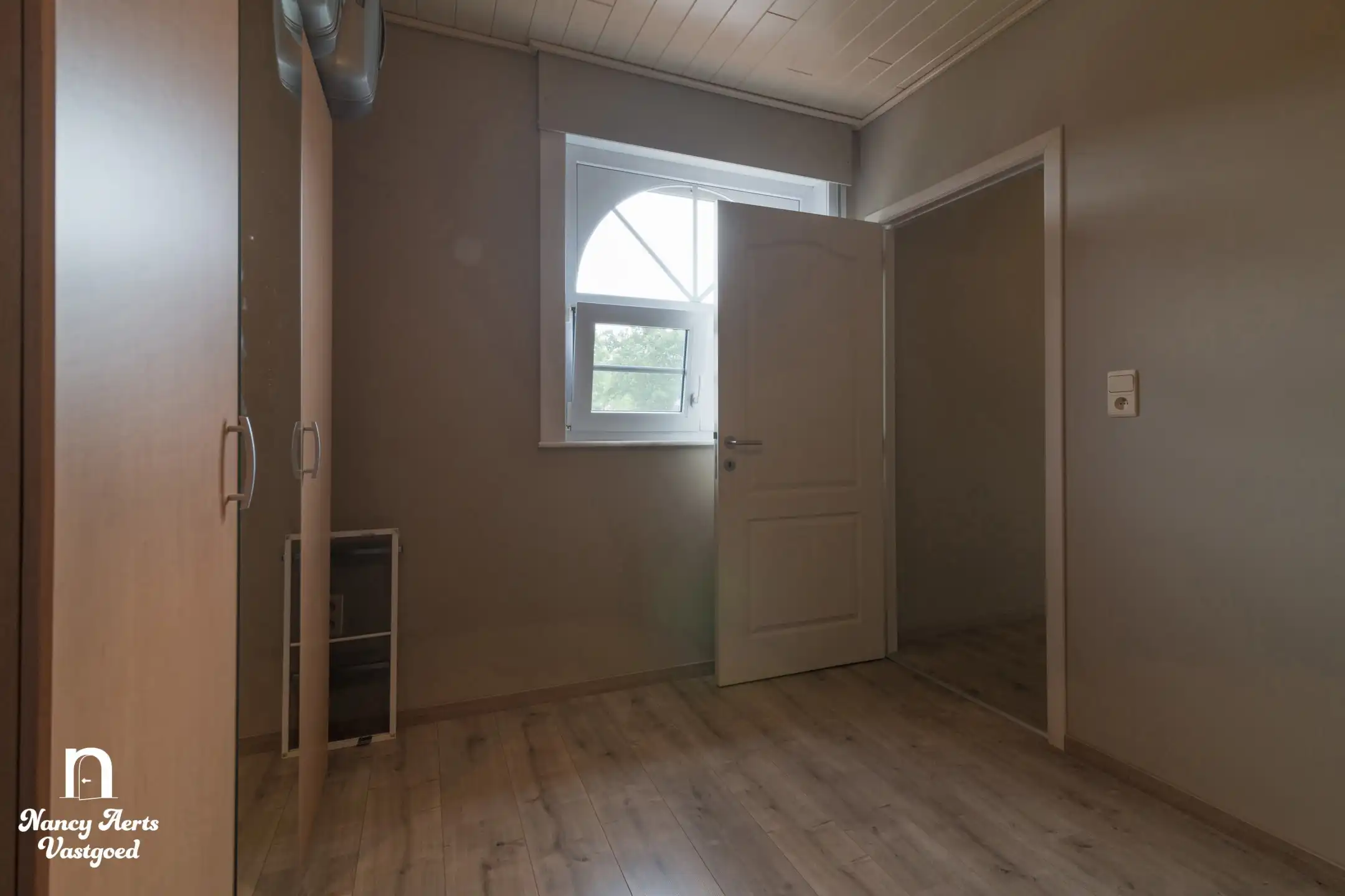 Ruime villa met praktijkruimte, kelder en zonnige tuin foto 45