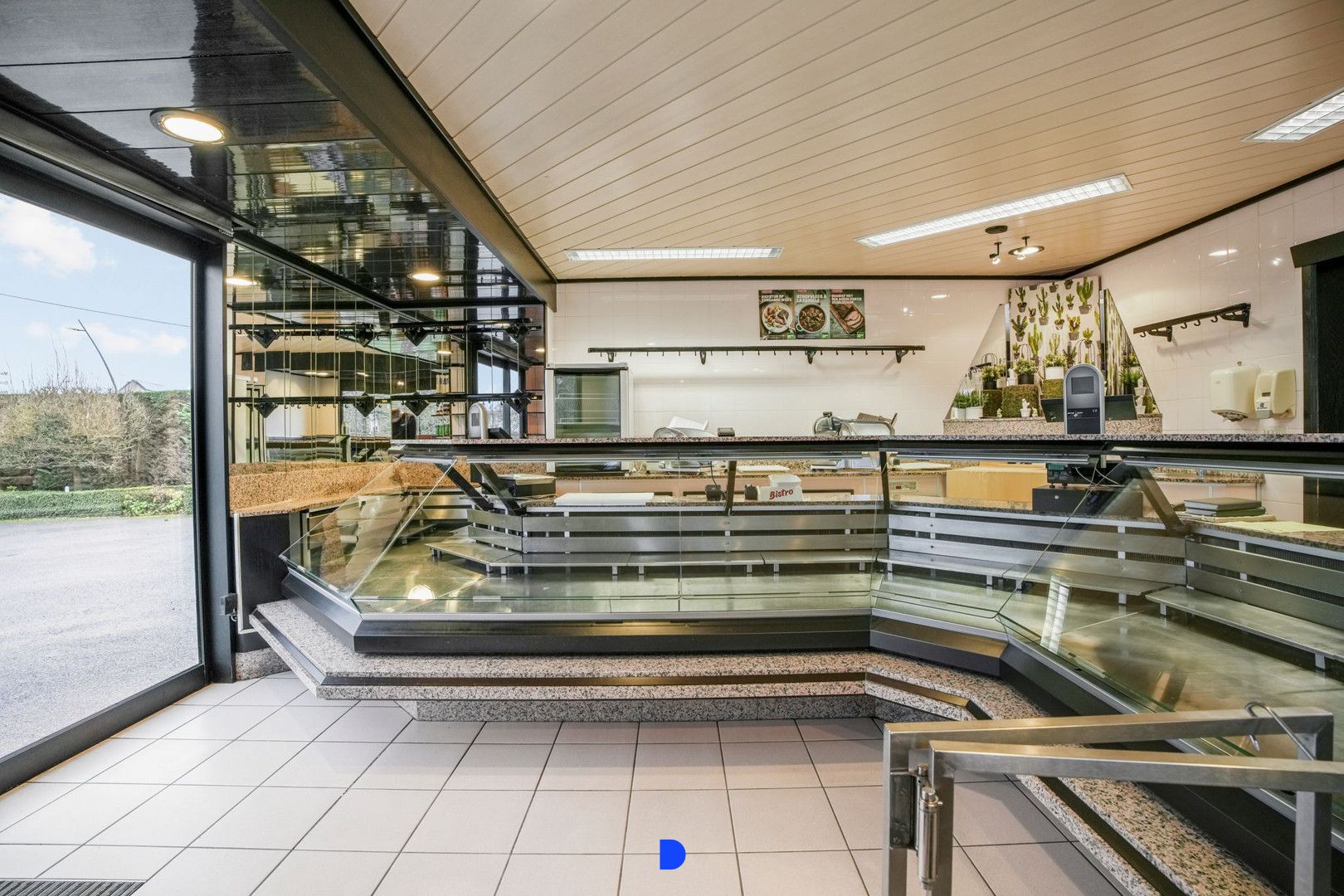 Handelspand met woonst op commerciële ligging. foto 10