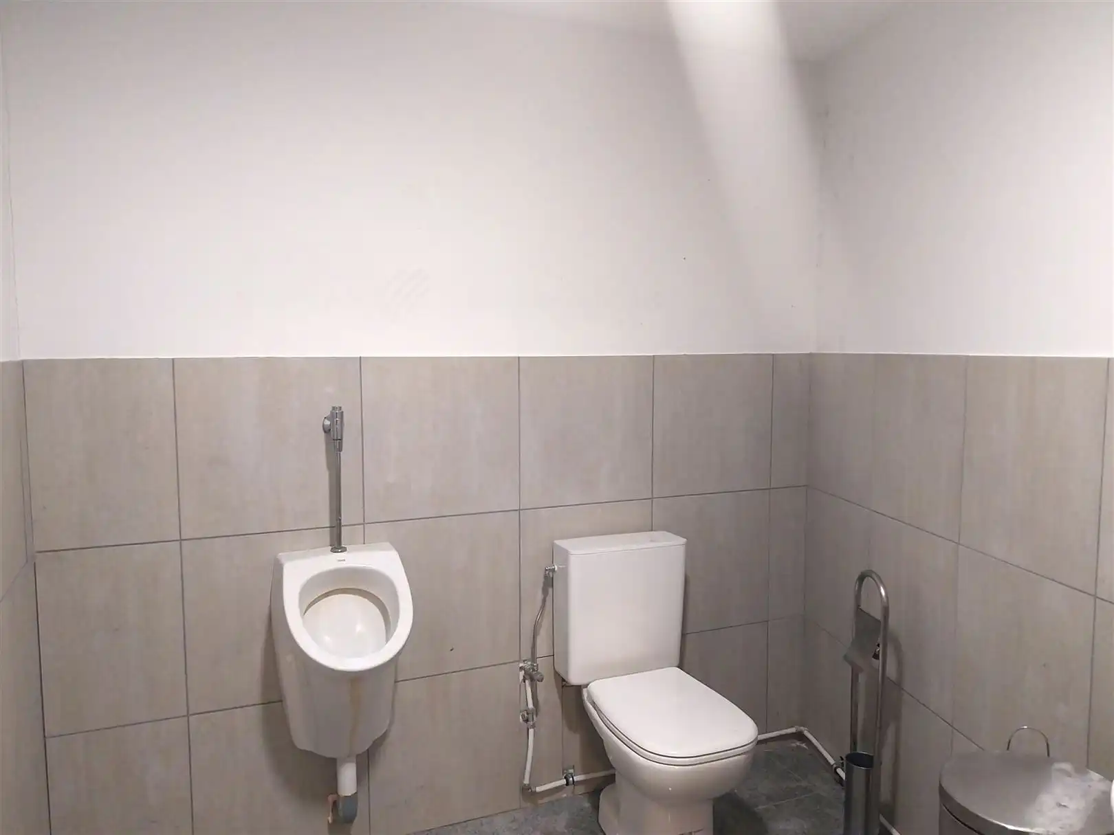 TE HUUR: handelspand van 114m² te Zolder! foto 6