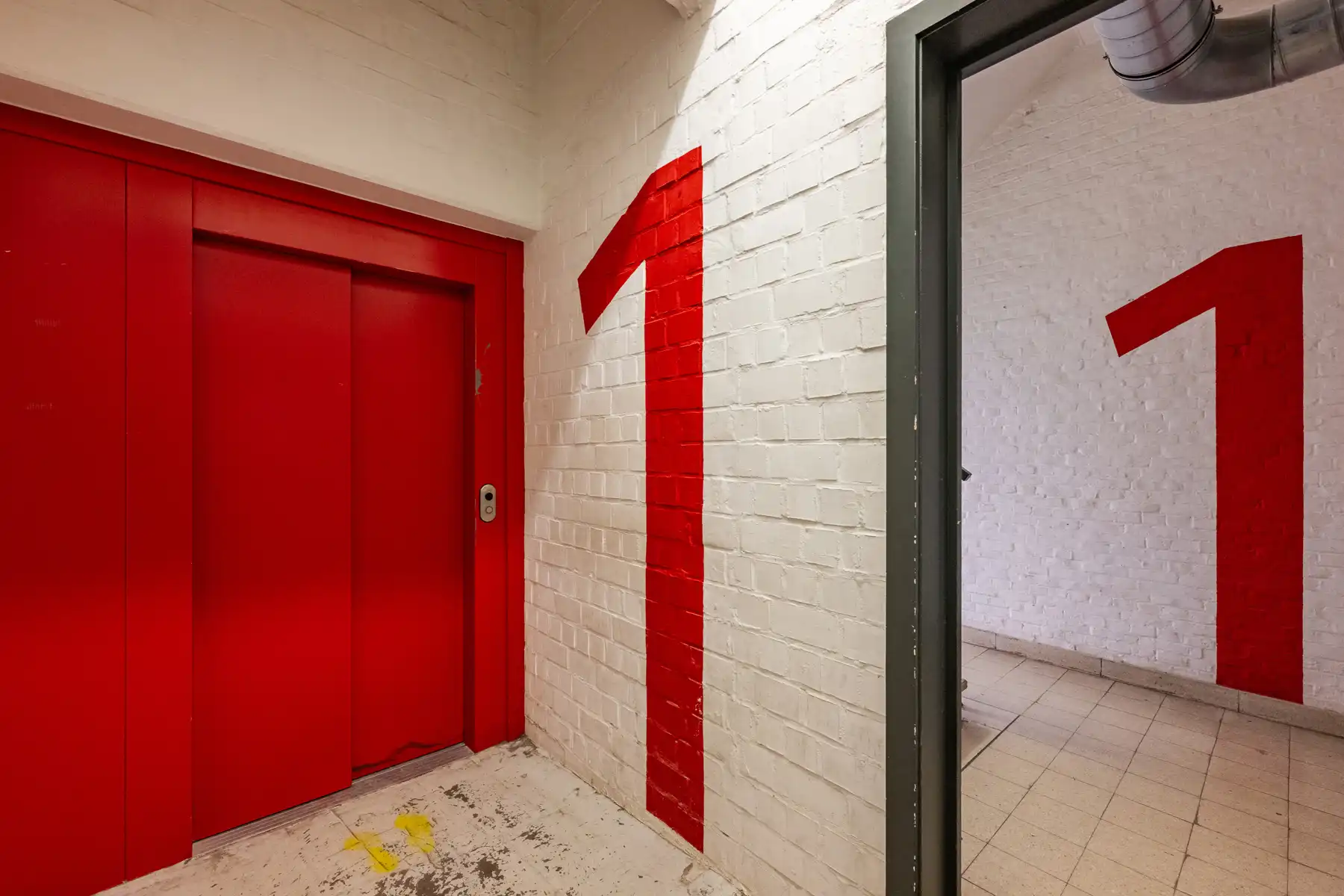 Ruim en veelzijdig bedrijfspand met parking en opslag foto 19