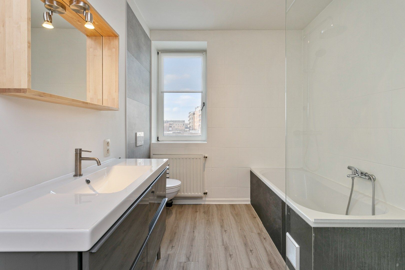 Ruim en zonnig appartement met terras + privé staanplaats foto 12