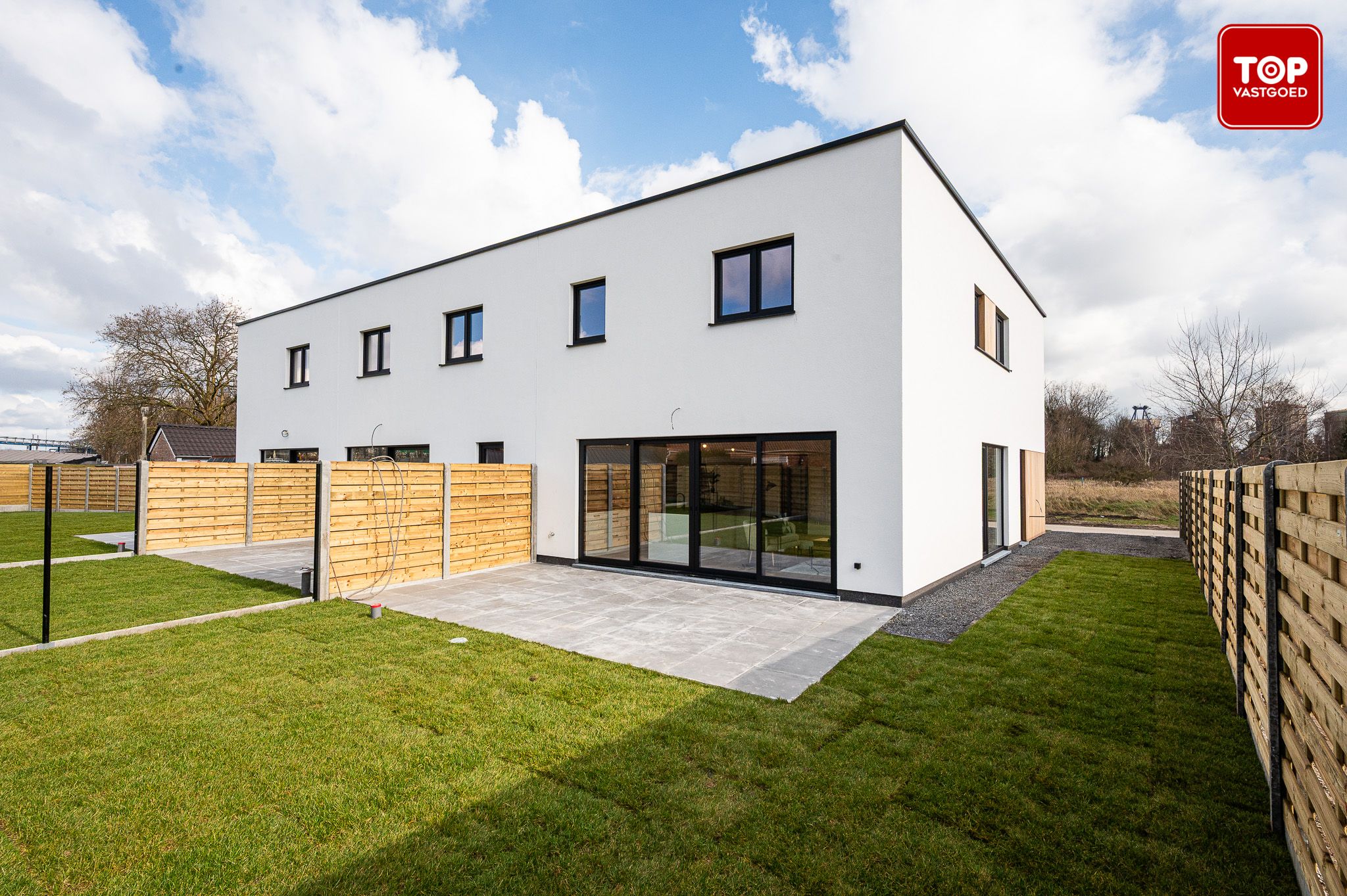 Energiezuinige Nieuwbouwwoning met 4 slaapkamers en leuke tuin.  foto {{pictureIndex}}