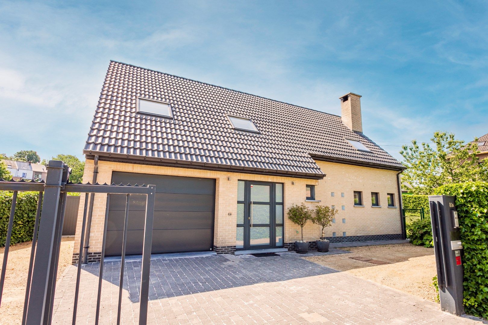 Instapklare woning met 3 slpks, garage en tuin te Halle foto {{pictureIndex}}