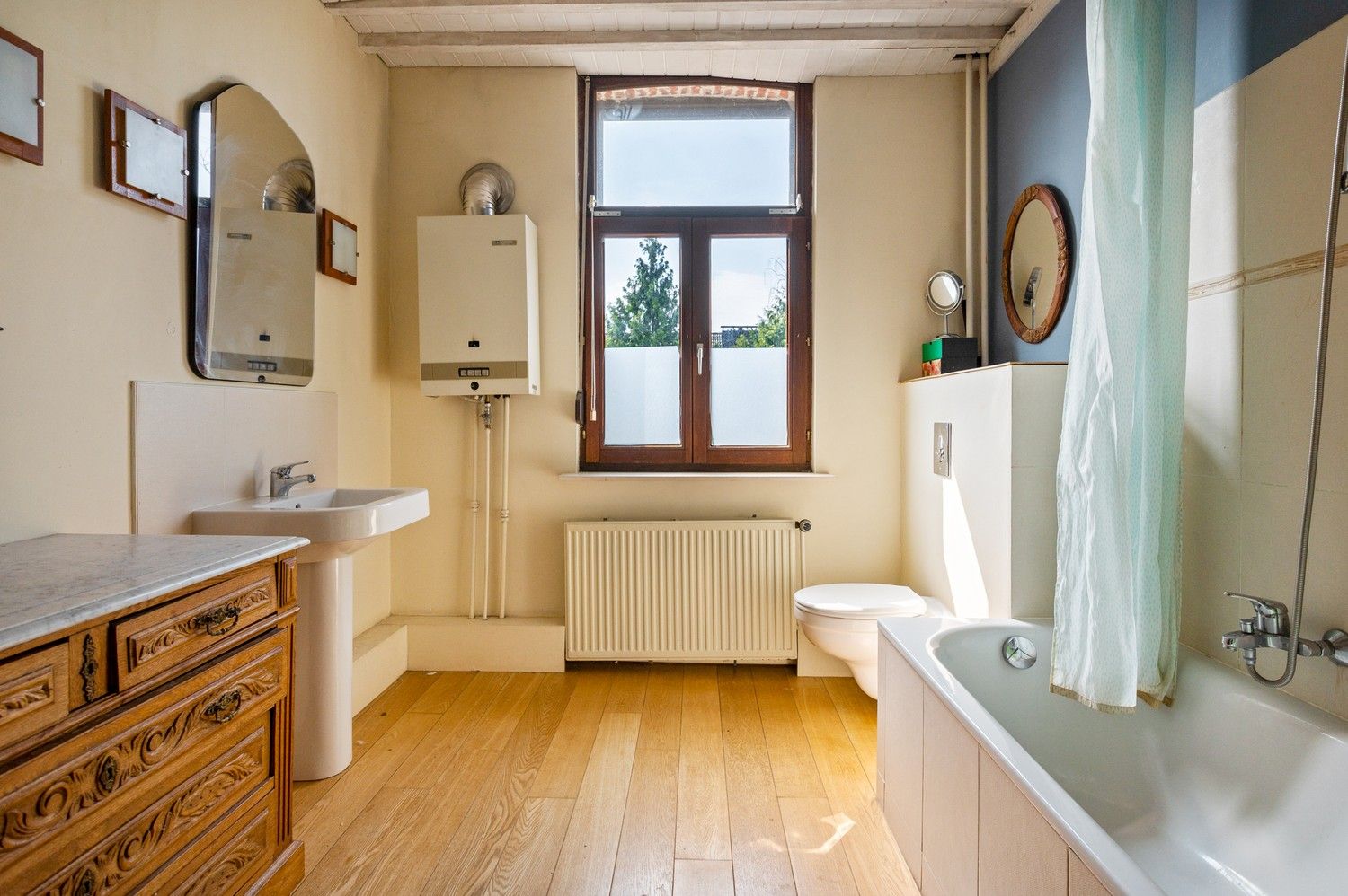 Charmante en lichtrijke woning met 2 slaapkamers en aangename groene tuin op toplocatie in Ekeren! foto 11
