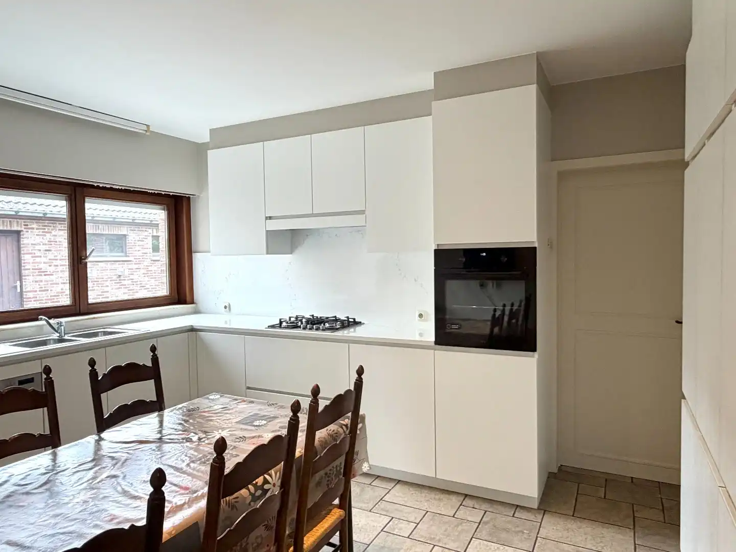 Instapklare open bebouwing met gelijkvloerse slaap- en badkamer en drie slaapkamers op verdiep. foto 10