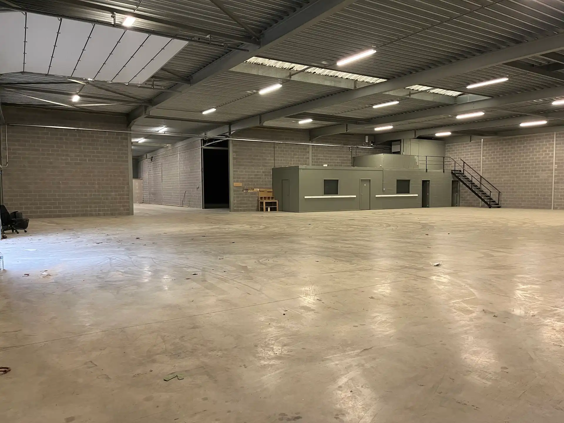 Magazijnen  vanaf 300m² tot 750m² te huur foto 4