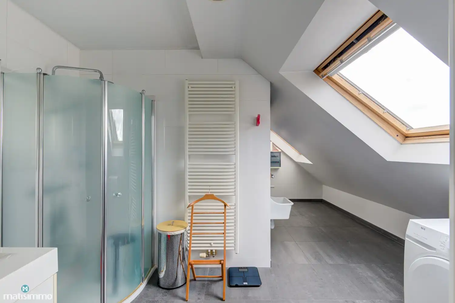 ZEER RUIM EN MODERN DUPLEXAPPARTEMENT (234M²) MET 5 SLAAPKAMERS, 2 BADKAMERS, 2 TERRASSEN, 2 KELDERS, DUBBELE GARAGE (60M²) (+ OPTIONEEL GARAGE) IN HET CENTRUM VAN LANAKEN foto 36