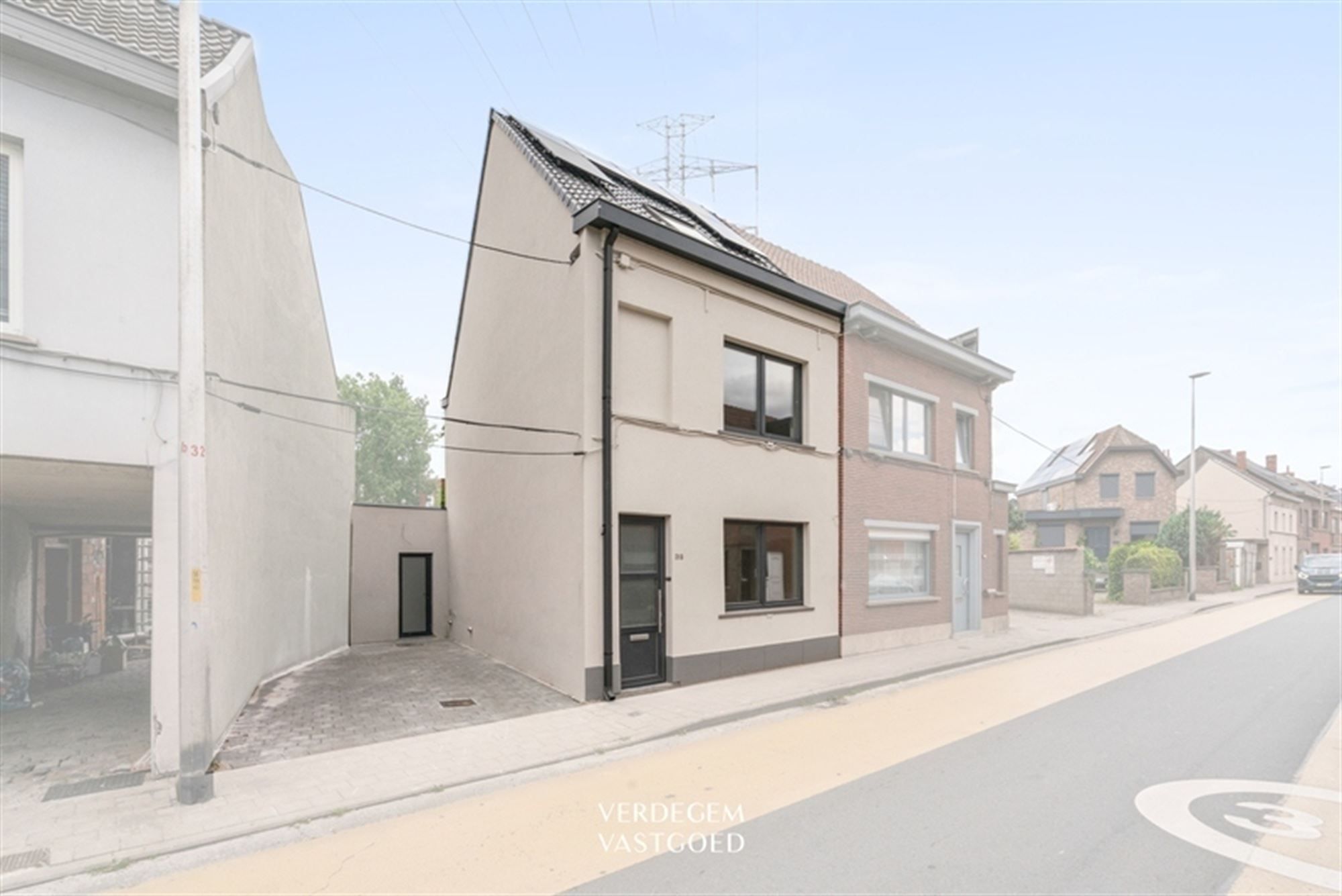 Volledig gerenoveerde woning met 3 slaapkamers, EPC A en buitenplek foto {{pictureIndex}}