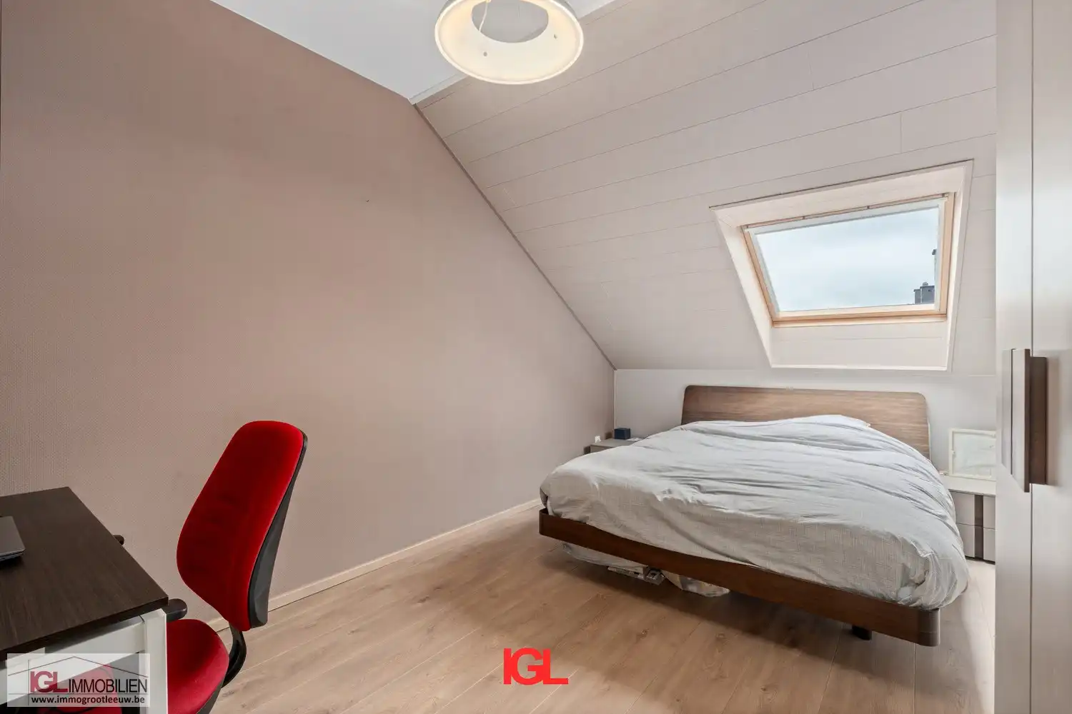 Ruim duplexappartement met 5 slaapkamers, een zonnig terras & 2 staanplaatsen foto 13