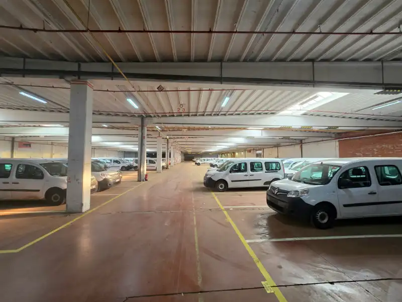 Magazijn met kantoren te huur foto 4