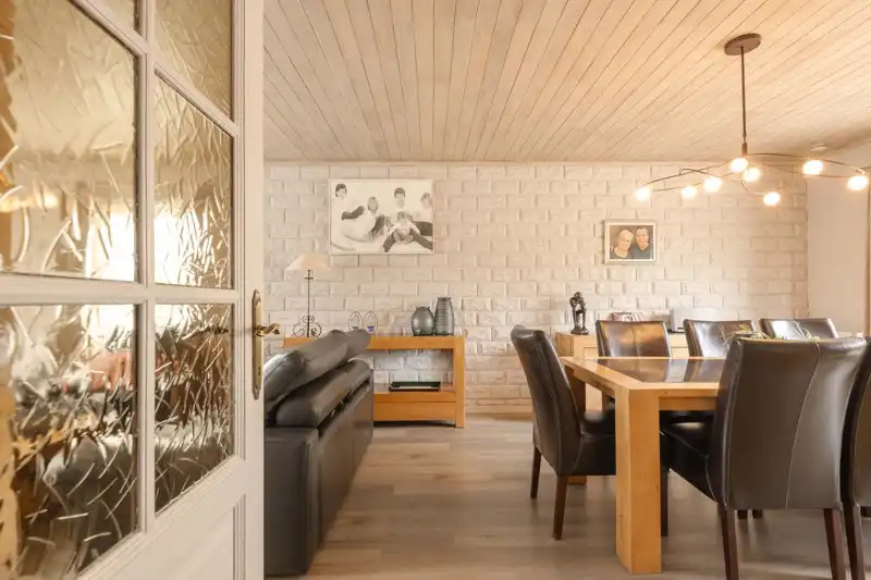 Prachtige alleenstaande instapklare woning met 5 slaapkamers inpandige garage, mooi terras en tuin TE KOOP in hartje Sint-Baafs-Vijve foto 8