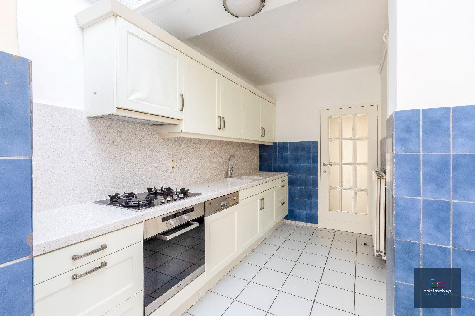 Centraal gelegen halfopen bebouwing met stadskoer foto 6